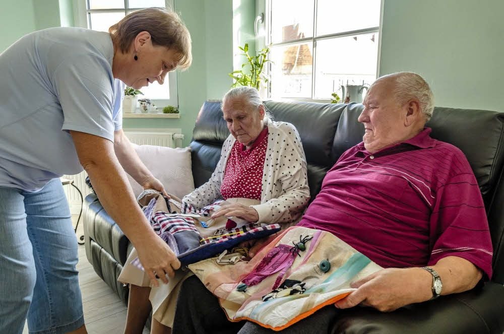 Die Fühldecken, die während des Freiwilligentages entstanden, werden an Bewohner der ambulanten Pflege-Engel in Zschornewitz überreicht.