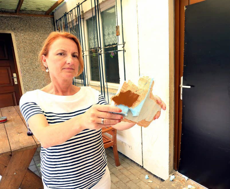Katrin Schütze-Dittrich zeigt Schäden an der Tür vom Stadtteilhaus.
