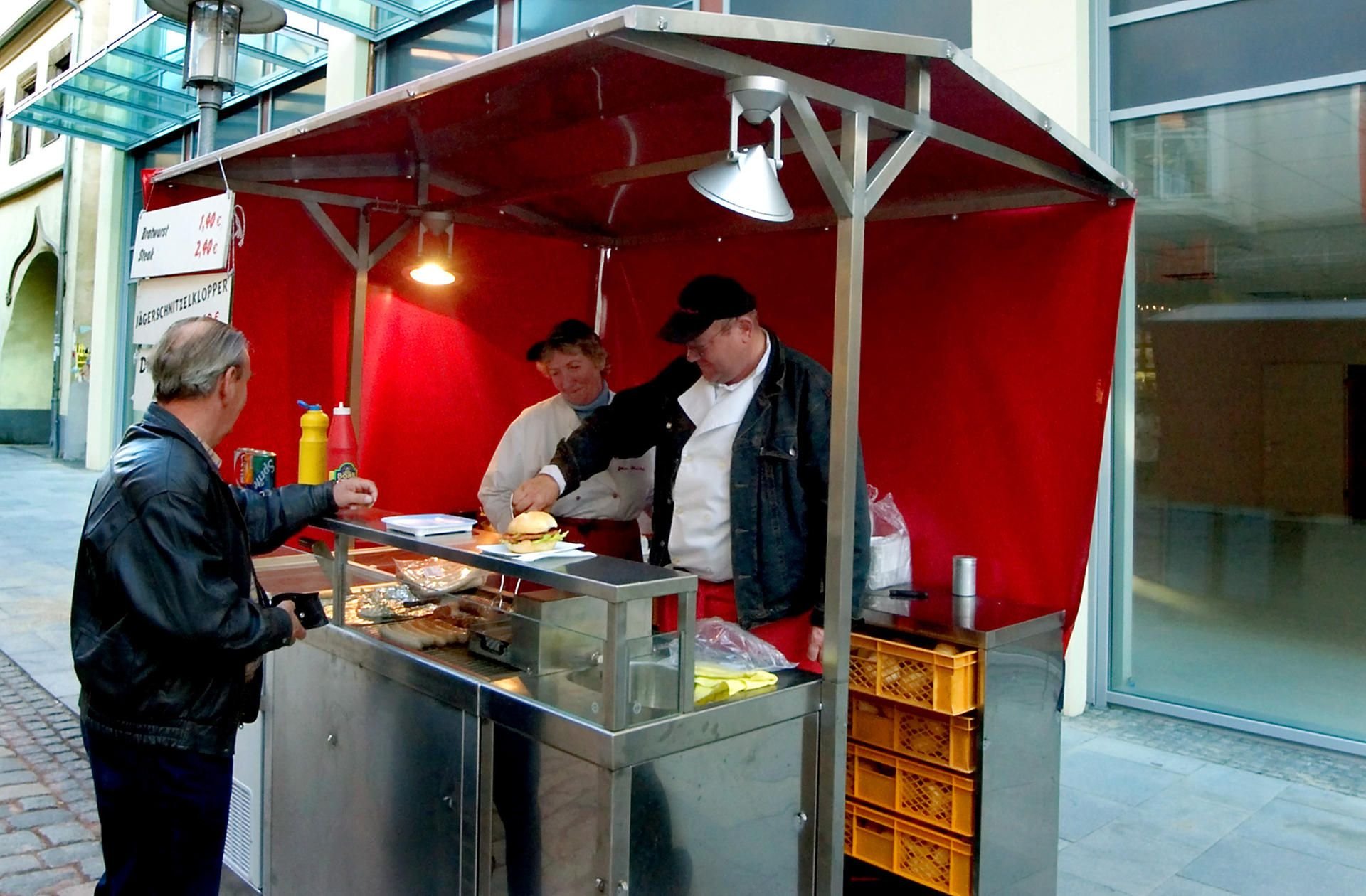Mc Maikel beim Straßenverkauf.