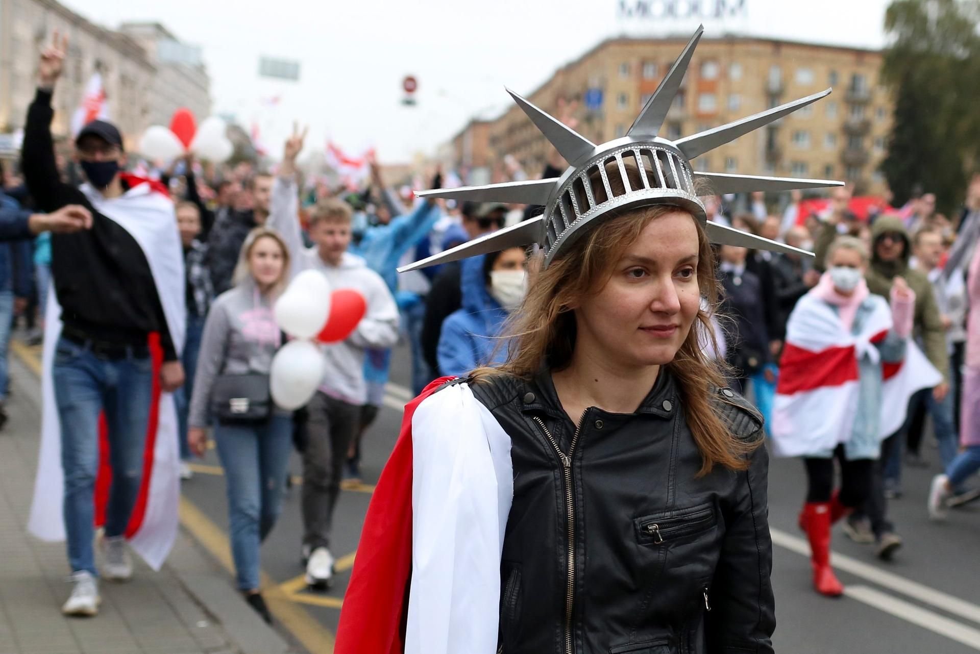 Eine Demonstrantin trägt eine Krone aus Pappe, die an die New Yorker Freiheitsstatue erinnert, bei einem Protest gegen die belarussischen Wahlergebnisse.