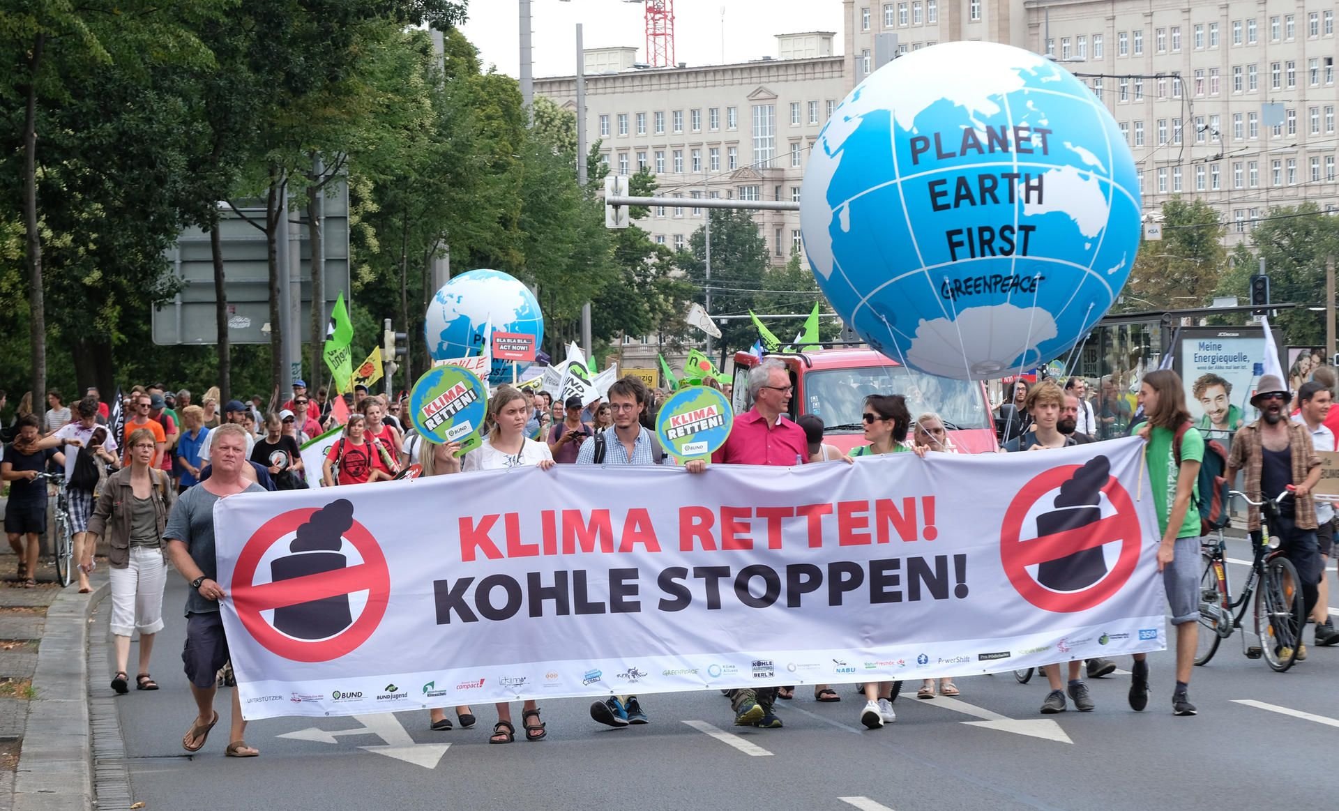 Unter dem Motto "Klima Retten! Kohle Stoppen!" sind in Leipzig rund 300 Menschen auf die Straße gegangen.