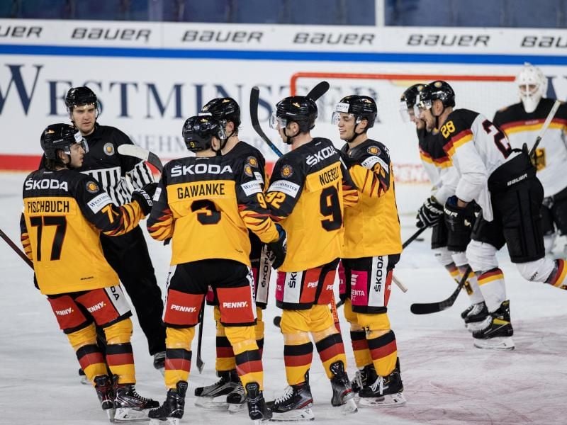 Deutschlands Spieler freuen sich über das Tor zum 5:1 gegen das Top Team Peking, das Olympia-Perspektivteam des DEB. Foto: Rolf Vennenbernd/dpa