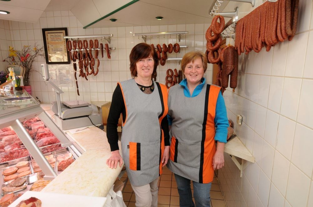 Chefin Kerstin Rötzscher (l.) steht mit ihrer Mitarbeiterin Karin Hering an der Verkaufstheke.