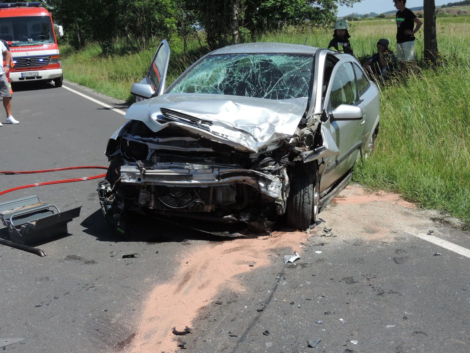 Das Opel Astra Coupé des mutmaßlichen Unfallverursachers steht auf der B27 zwischen Königshütte und Elbingerode.