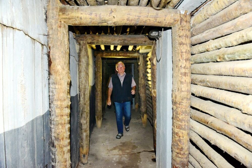 Manfred Stern vom Förderverein Mansfeld-Museum im unterirdischen Gang des Schaustollens.