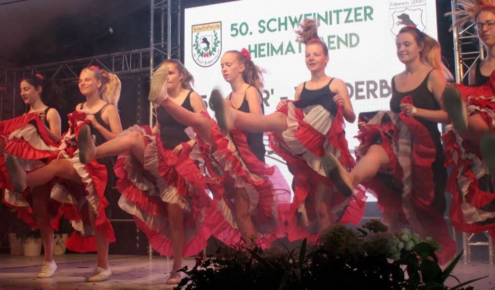 Die Cheerleader des Schweinitzer Spielmannszugs begeisterten unter anderem als flotte Cancan-Tänzerinnen.
