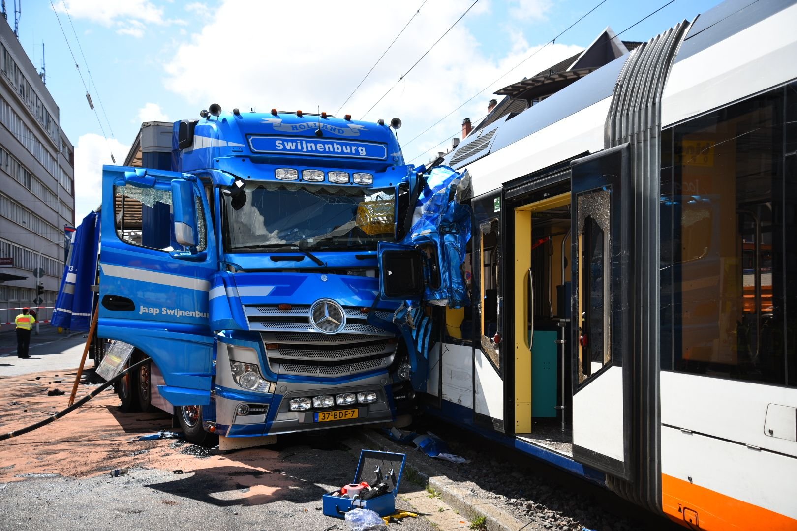Mannheim: Ein Lastwagen steht nach einer Kollision mit einer Straßenbahn an der Unfallstelle.