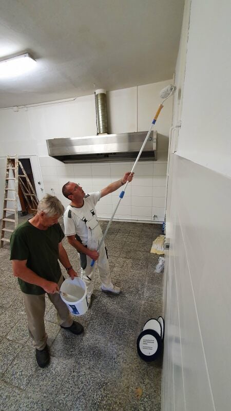 Dirk Engelmann und Siegfried Rennecke, Mitarbeiter im Haus Einetal, sind fast fertig mit dem Malern.