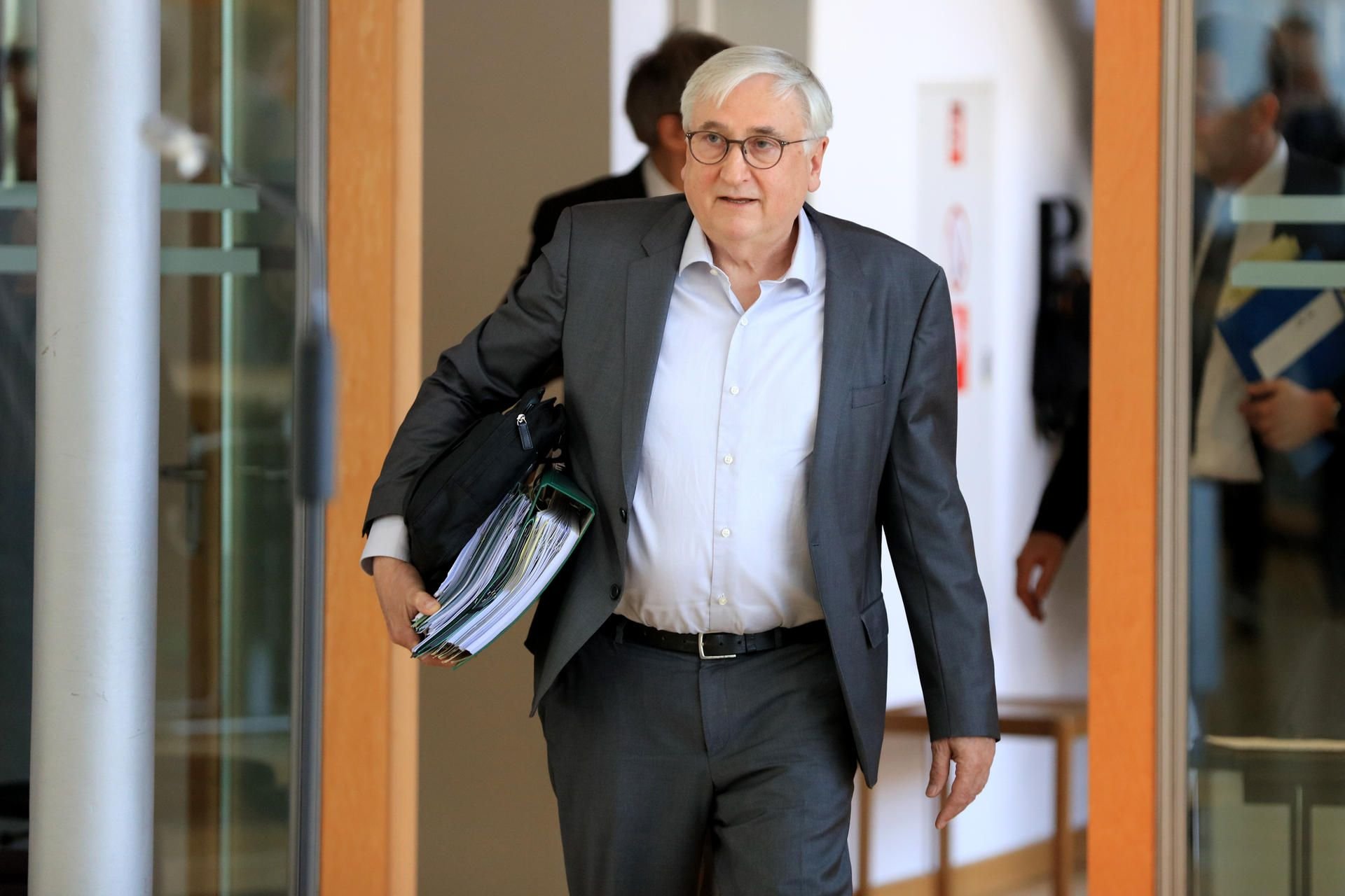 Michael Richter (CDU), Minister für Finanzen des Landes Sachsen-Anhalt, betritt mit Akten den Plenarsaal des Landtages zur öffentlichen Sitzung des Finanzausschusses.