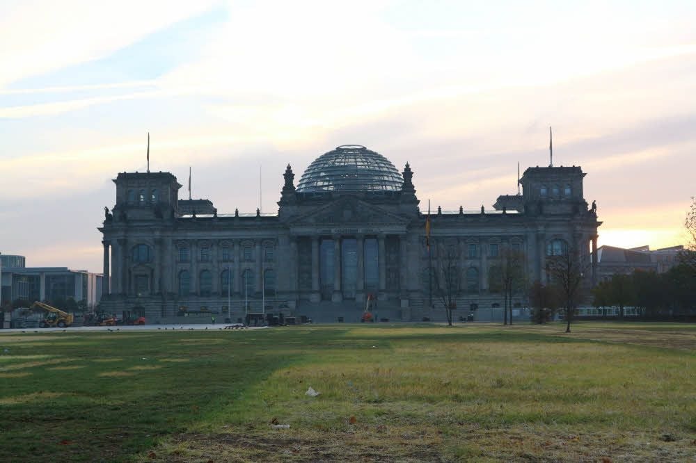Im Reichstagsgebäude in Berlin tagt der Bundestag.