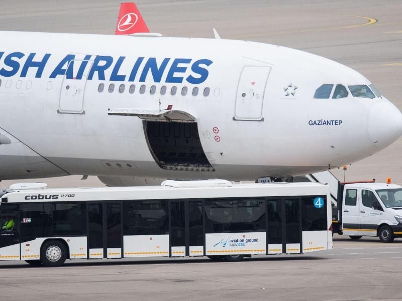 Das Archivbild zeigt ein Flugzeug von Turkish Airlines am Flughafen Hannover. Foto: Julian Stratenschulte/dpa