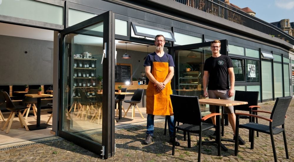 Café, Rösterei und Laden gleichzeitig: Das Geschäft auf dem Hansering-Parkhaus ist Matthias und Matthieu (v.l.) Roys ganzer Stolz.