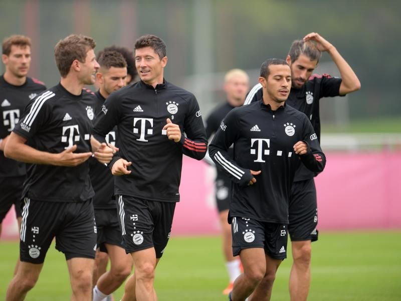 Die Triple-Sieger zurücl auf dem Bayern-Trainingsplatz: Thomas Müller (vorne, l-r), Robert Lewandowski und Thiago. Foto: Tobias Hase/dpa