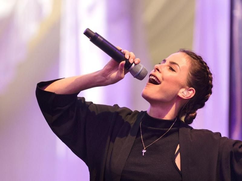Lena Meyer-Landrut präsentiert Pop bei einem Schützenfest. Foto: Sebastian Gollnow