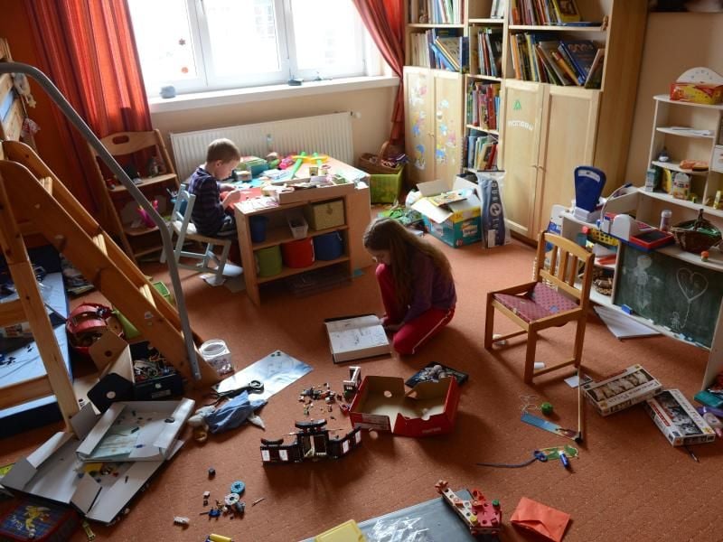 Ein gemeinsames Kinderzimmer hat Vor- und Nachteile. Um Streit zu vermeiden, sollten Rückzugsmöglichkeiten geschaffen werden. Foto: Jens Kalaene/dpa-Zentralbild/dpa-tmn