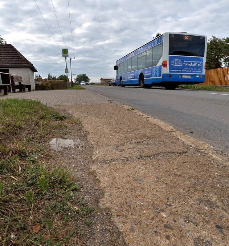 Der Gehweg entlang der Landstraße 228 soll saniert werden.