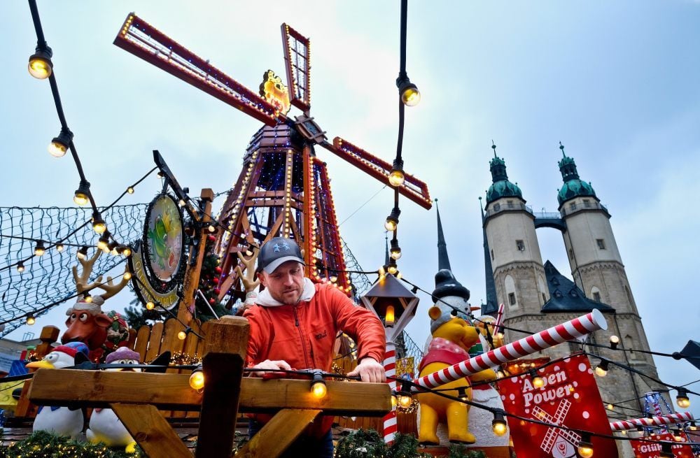 Michel Ropers legt letzte Hand an der Glühweinmühle an. Am 26. November eröffnet der Weihnachtsmarkt.