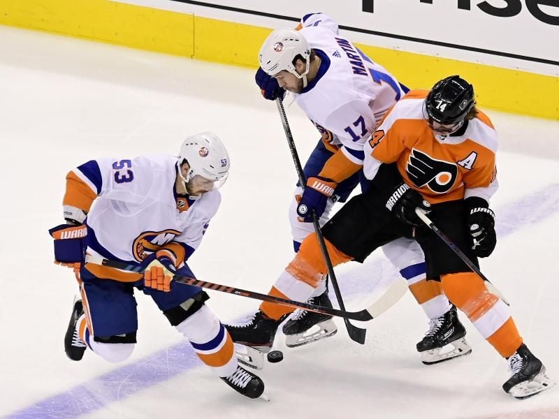 Casey Cizikas (l) und Matt Martin (M) von den New York Islanders sind gegen Sean Couturier (r) von den Philadelphia Flyers in Aktion. Foto: Frank Gunn/The Canadian Press/AP/dpa