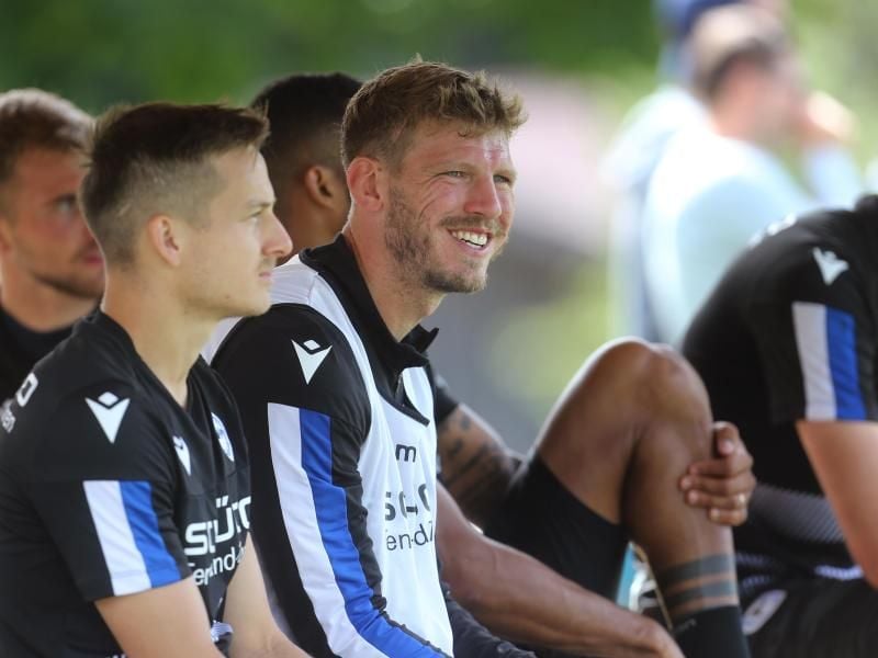 Bielefelds Stürmer Fabian Klos (M) debütiert mit 32 Jahren in der Bundesliga. Foto: Karl-Josef Hildenbrand/dpa