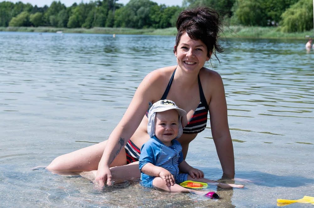 Carolin Voigt und Sohnemann Johan baden in der Hasse. Beim Baden und Schwimmen sollte man bestimmte Regeln beachten.