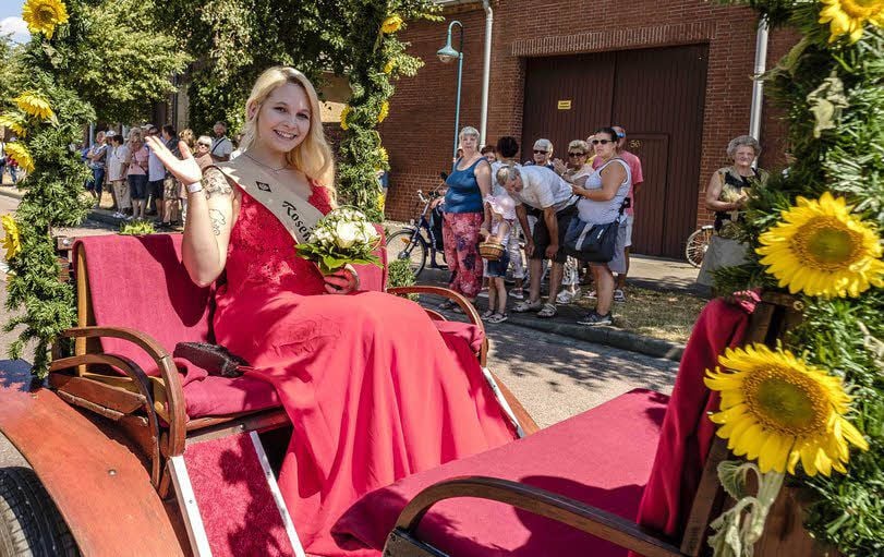 Rosenkönigin Julia-Mercedes Ende in der Kutsche