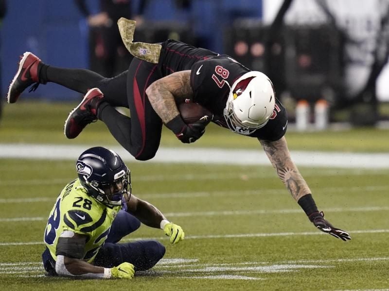 Ugo Amadi (l) von den Seattle Seahawks ist gegen Maxx Williams von den Arizona Cardinals in Aktion. Foto: Elaine Thompson/AP/dpa