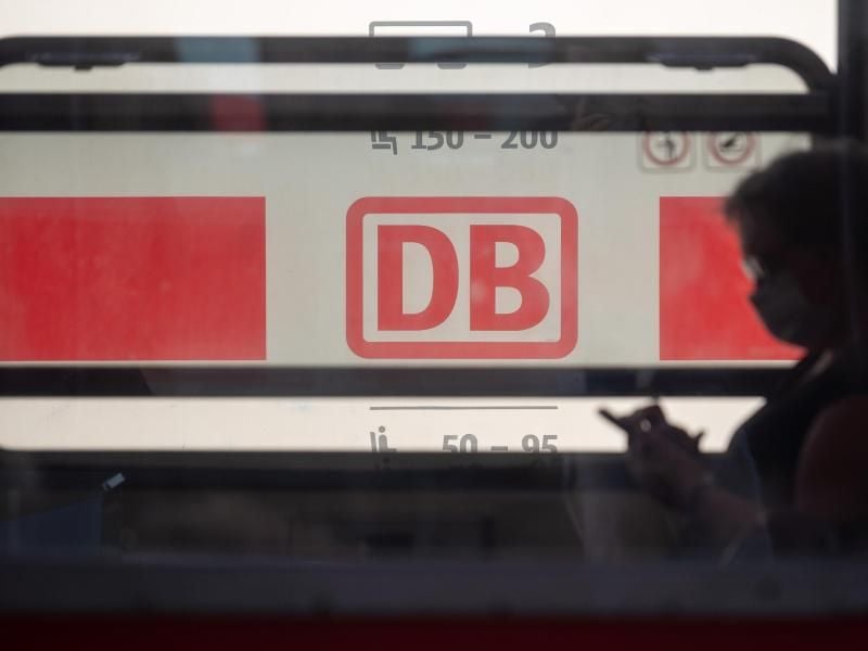 Ein Reisender mit Mundschutz in der Bahn. Der Konzern will sicherstellen, dass alle Fahrgäste Maske tragen. Foto: Sebastian Gollnow/dpa