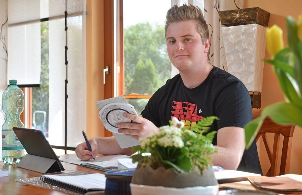 Gute Stube statt Cockpit: Jan Schrowangen möchte Berufspilot werden. Dafür lernt der Friedersdorfer jetzt ausschließlich im Home Office.