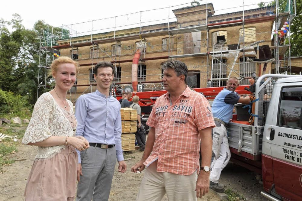 Joana und Matthias Zinke mit Bauunternehmer Mario Eilfeld (v.l.).