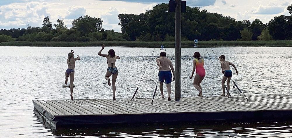 Beim Feriencamp in Brandenburg suchen die Kinder aus Eisleben und Hettstedt Abkühlung im See.