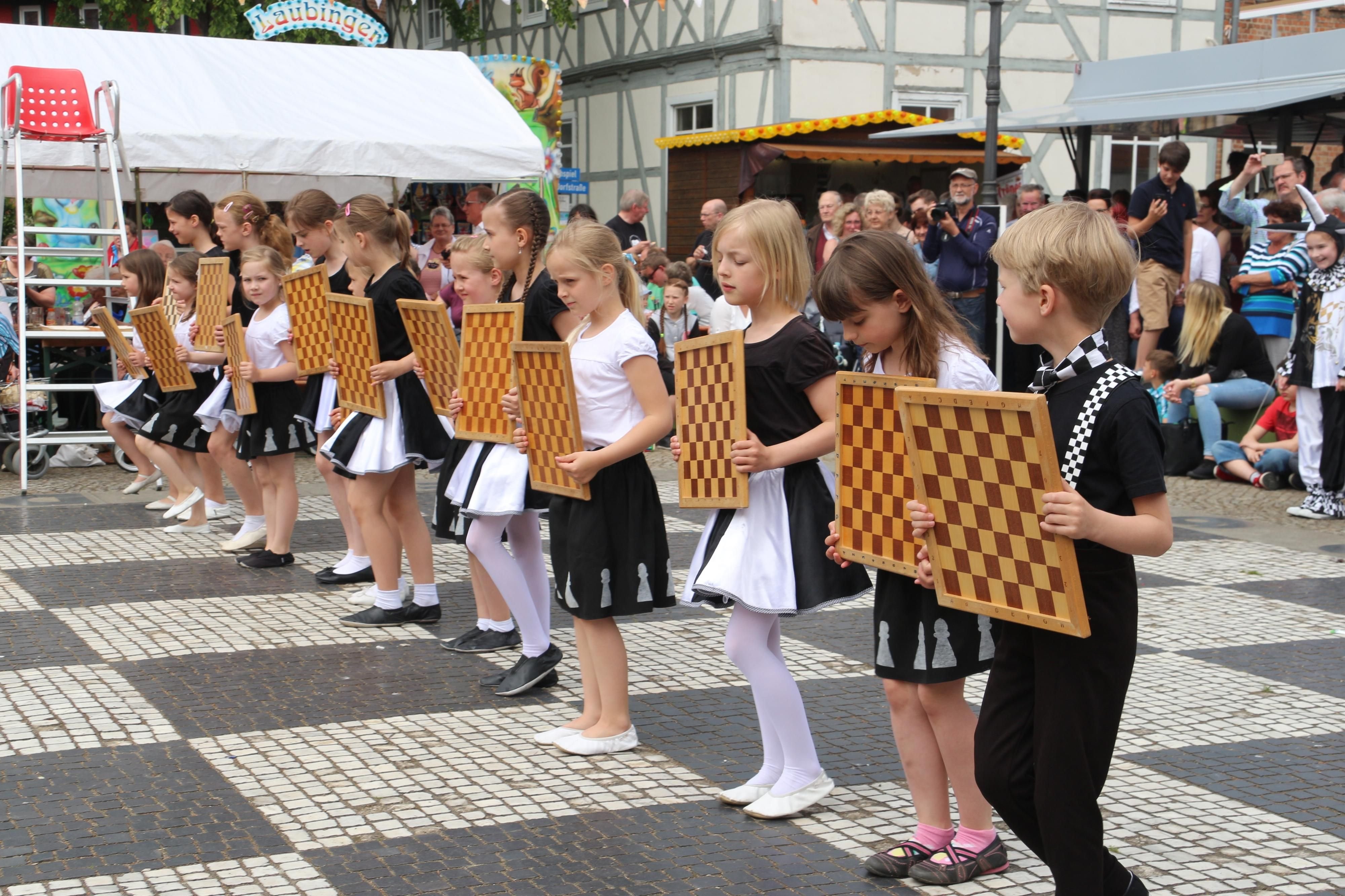 Von jungen Jahren an wird in Ströbeck die Schachtradition gepflegt, hier eine Szene aus dem „Lebendschachensemble".