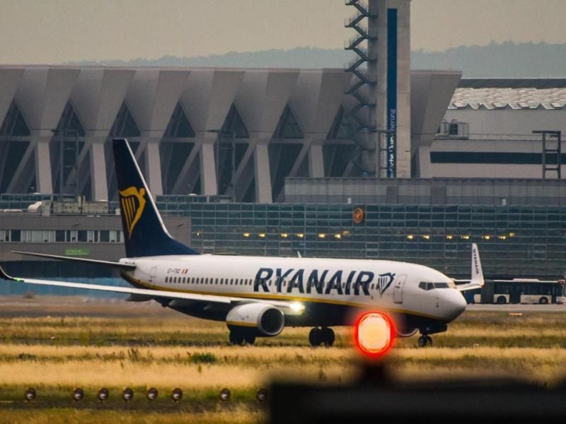 Eine Maschine der irischen Fluggesellschaft Ryanair auf dem Flughafen in Frankfurt am Main. Foto: Andreas Arnold