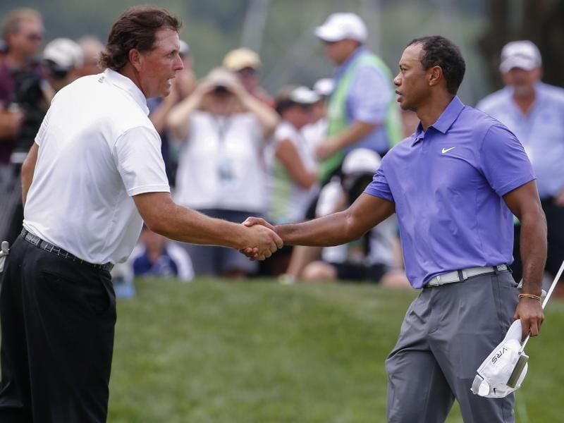Tiger Woods (r) und Phil Mickelson bei der PGA Championship im Jahr 2014. Foto: Erik S. Lesser