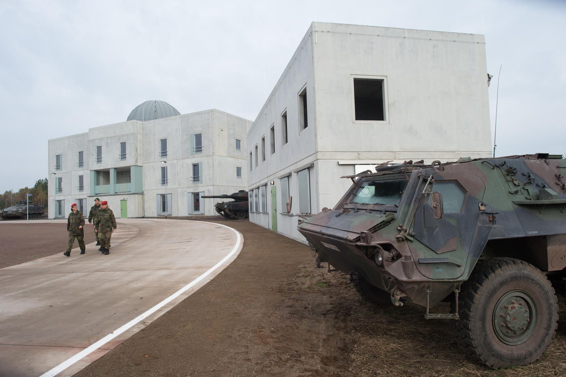 Bundeswehrfahrzeuge stehen zwischen Regierungsgebäuden der Bundeswehr-Übungsstadt Schnöggersburg in Letzlingen auf dem Truppenübungsplatz Altmark.