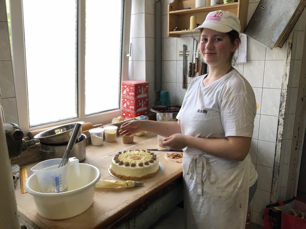Inzwischen ein immer selteneres Bild: Eileen Seiche aus Geusa hat nach dreijähriger Ausbildung zum Bäcker erfolgreich die Prüfung absolviert.