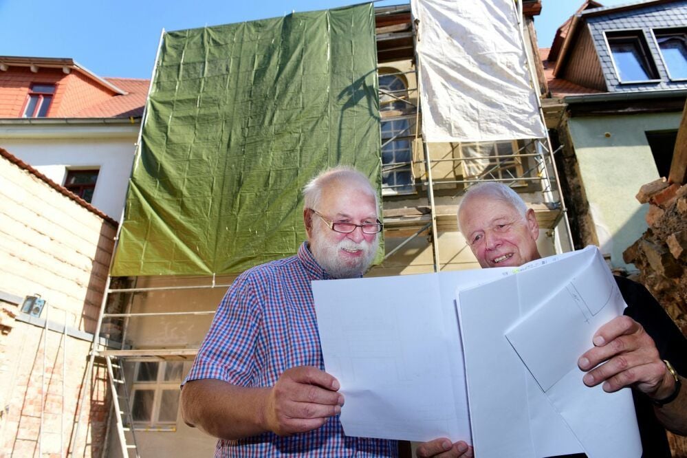 Vereinsvorsitzender Rüdiger Seidel (links) und Architekt Wolfgang Friebe im Hof der ehemaligen Synagoge in der Lutherstraße