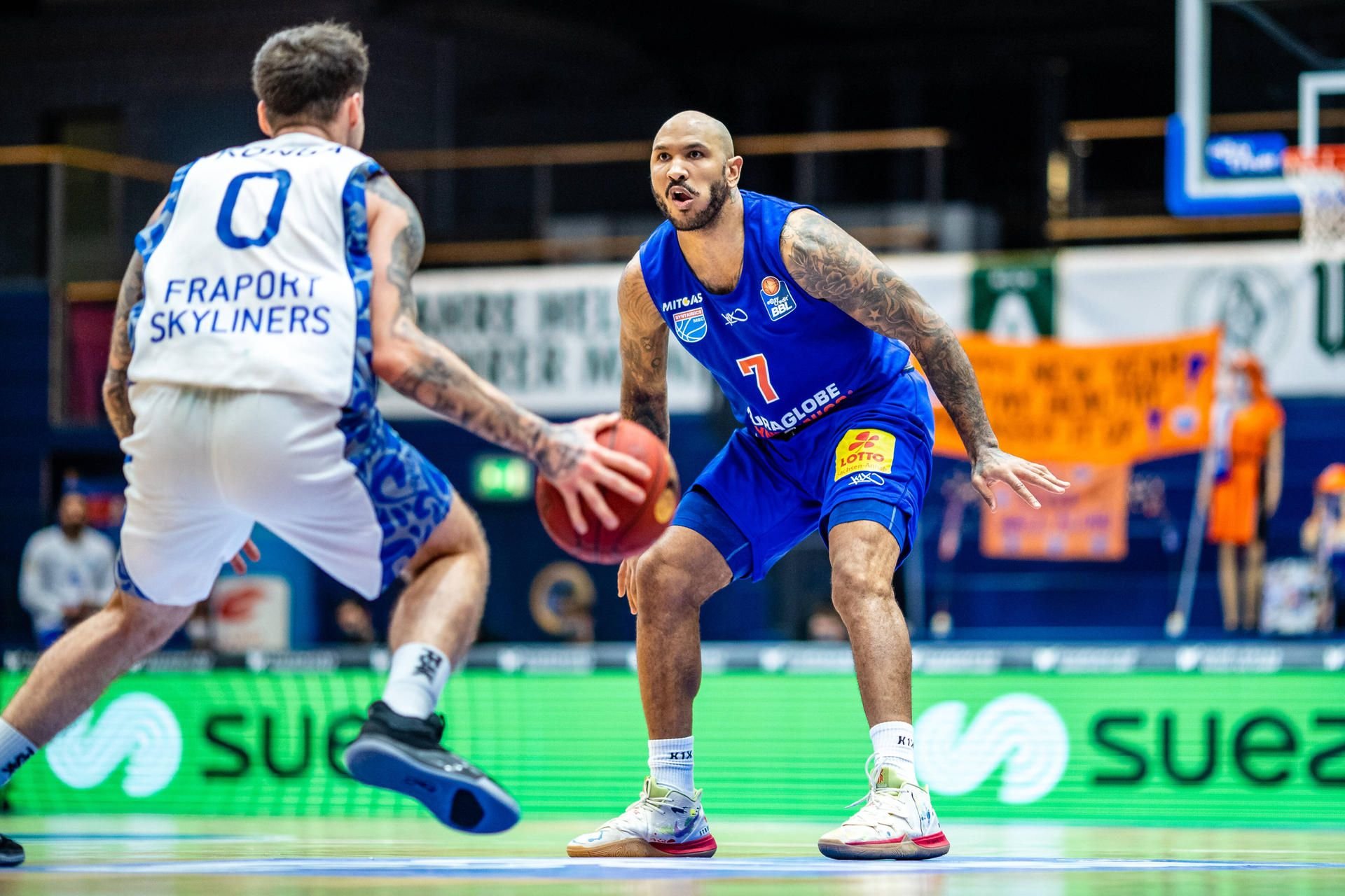 Sergio Kerusch (r.) vom MBC im Zweikampf gegen Konstantin Konga von den Fraport Skyliners