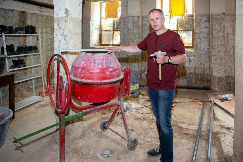 Bernd Schmerschneider zeigt die Werkzeuge, die am Donnerstag verpackt und auf die Reise nach Rumänien geschickt wurden.