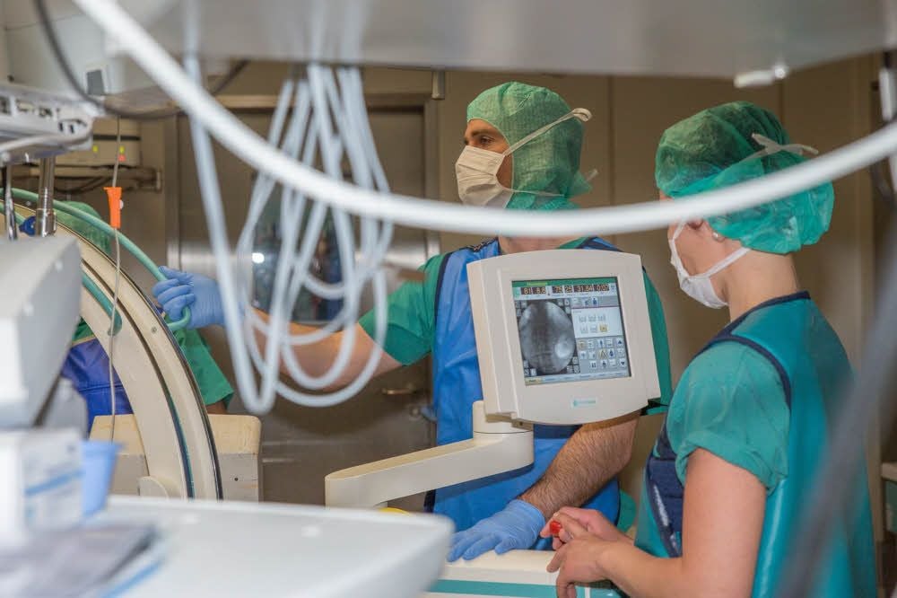 Dr. Jan Phenn an seinem Arbeitsplatz im Operationssaal.