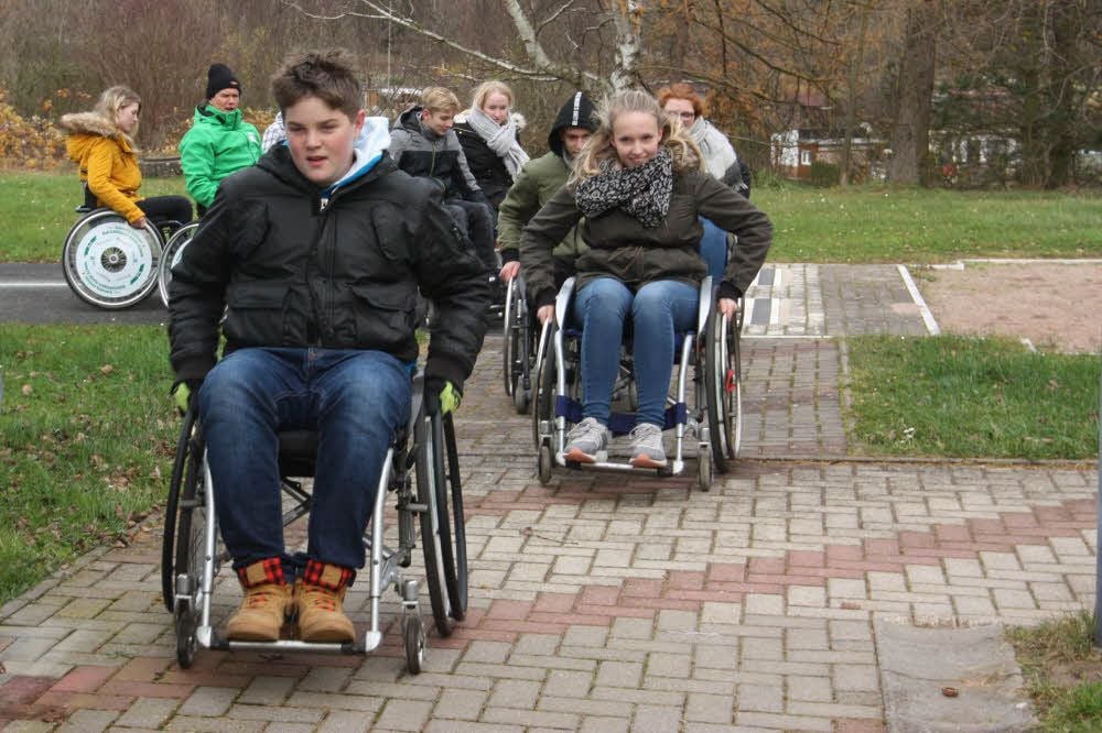 Im Rollstuhl über das Schulgelände: Mit einem Projekt erfahren Schüler der Sekundarschule Bad Bibra, welche Herausforderungen der Alltag an Menschen, die auf einen Rollstuhl angewiesen sind, stellt.