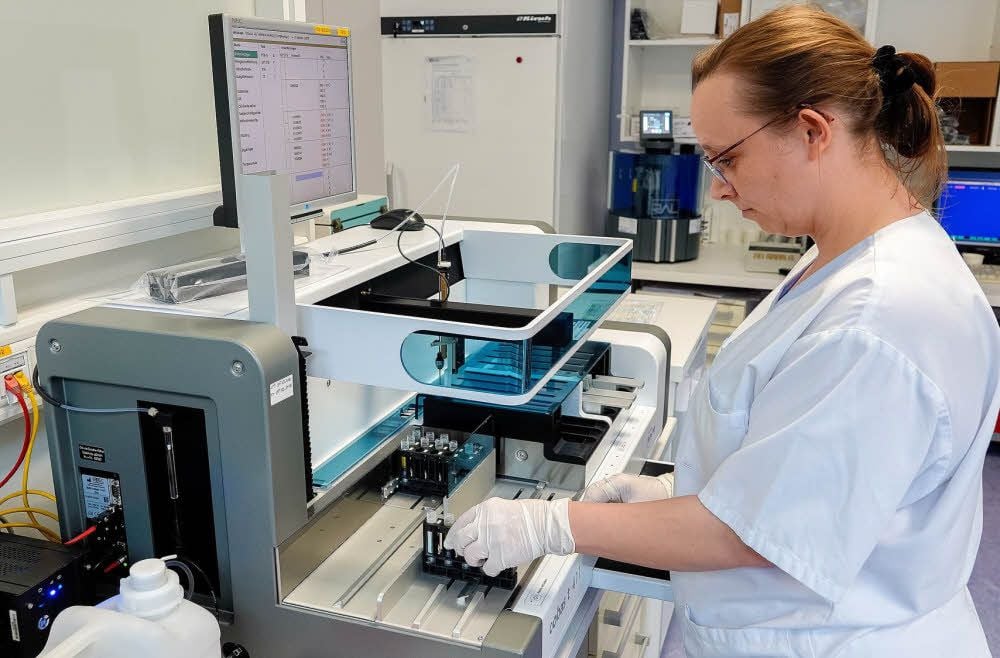 Die Mitarbeiter kontrollieren, ob alle gewünschten Werte bestimmt wurden.