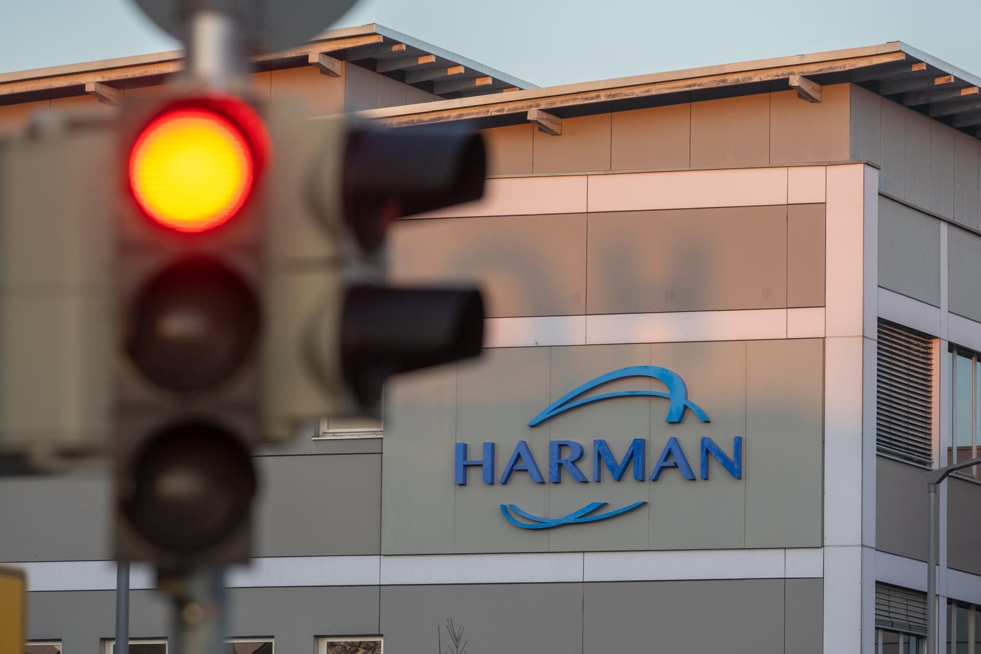Eine Ampel leuchtet vor dem Harman-Werk rot. Der Autozulieferer will sein Werk in Straubing noch dieses Jahr schließen.