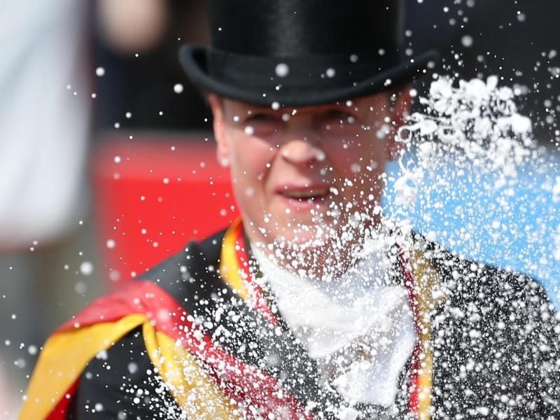 Isabell Werth lässt den Champagner fließen. Foto (Archiv): Friso Gentsch Foto: Friso Gentsch