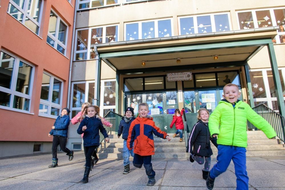 Noch lernen die 80 Klinger-Schüler in Kleinjena. Ab Sommer müssen sie aber den DDR-Bau verlassen, damit dieser weiter saniert werden kann.
