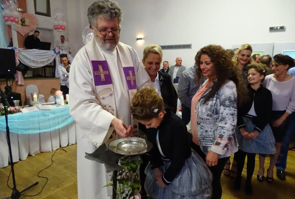 Religiöser Akt im Elsterlandsaal: Joana Sperlich empfängt die Taufe durch den Schaustellerpfarrer Conrad Herold.