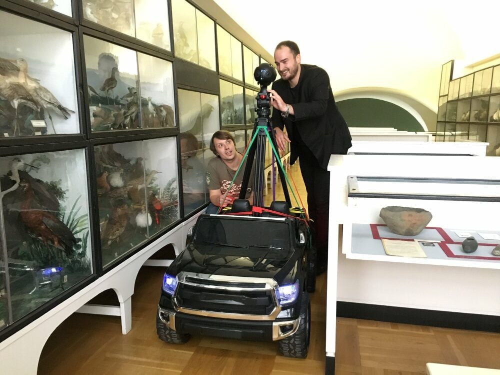 Andreas Madreiter (re.) und Christopher Sterz mit ihrem ferngesteuerten Miniauto