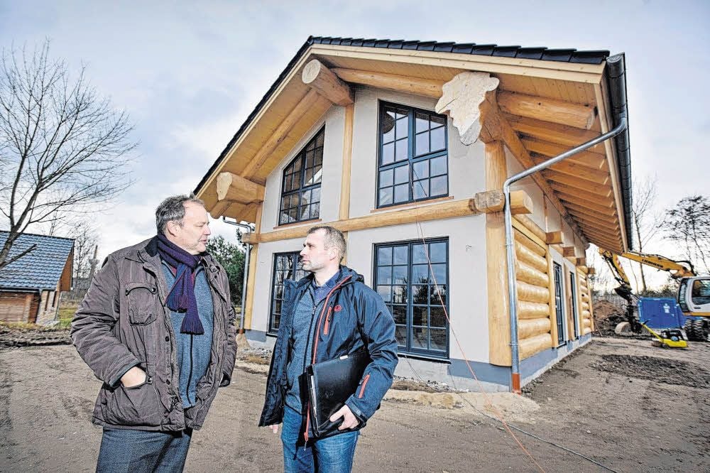 Resortdirektor Michael Demmerle (li.) und Muldestausee-Bürgermeister Ferid Giebler besprechen letzte Details, damit die Blockhütte am Gröberner See ab dem 1. März 2018 als amtliches Trauzimmer genutzt werden kann.