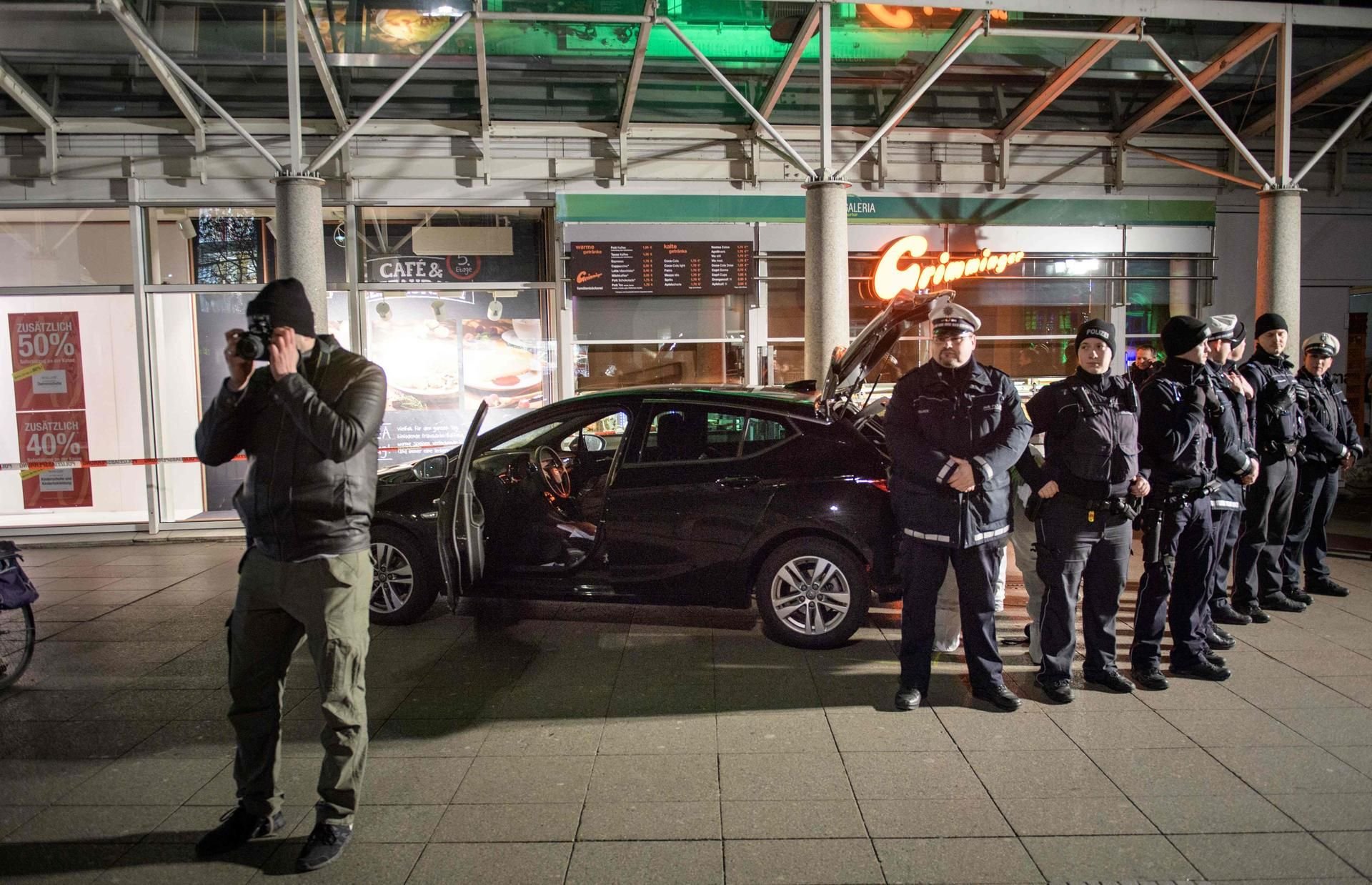 Nach der tödlichen Autofahrt in eine Menschengruppe in Heidelberg suchen die Ermittler weiter nach dem Motiv des Fahrers.