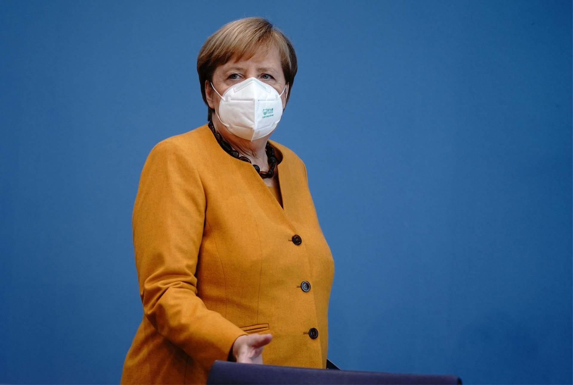 Bundeskanzlerin Angela Merkel (CDU) steht mit einer Maske in der Bundespressekonferenz.