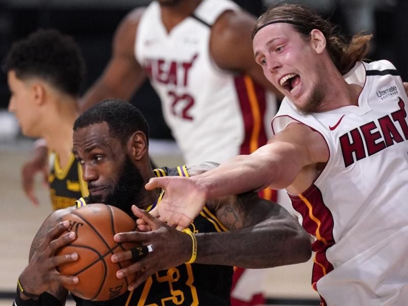 LeBron James (l/23) von den Los Angeles Lakers setzt sich gegen Kelly Olynyk (r/9) von Miami Heat durch. Foto: Mark J. Terrill/AP/dpa